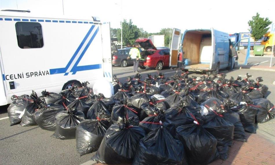 2019-7-31-1133tabák celníci Ostrava2.jpg